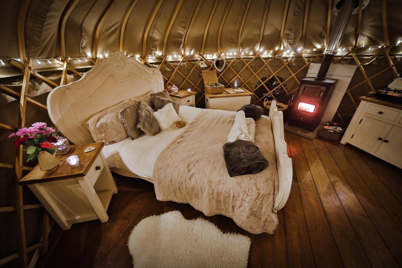 Secret Cloud House Holidays Luxury Yurts With Hot Tubs Cauldon Exterior foto